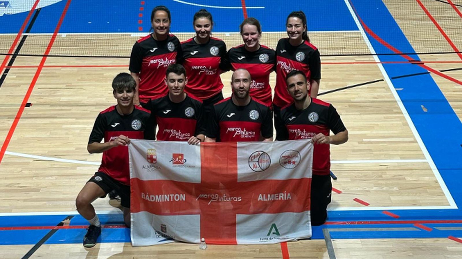 Los representantes de Mercapinturas Almería lucen los colores de la provincia.