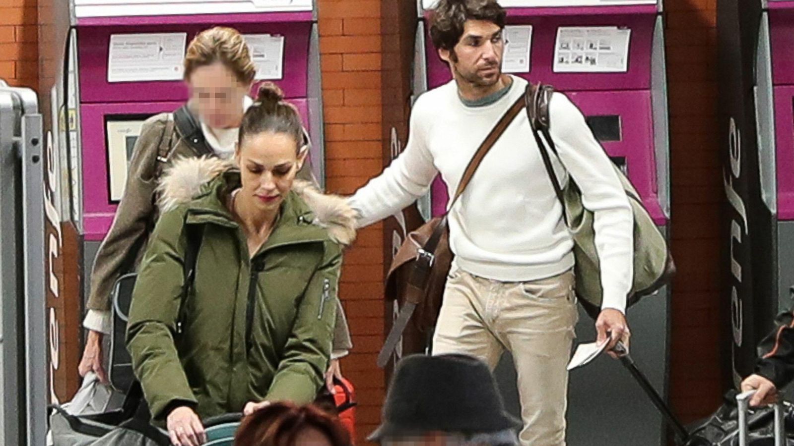 Cayetano y Eva González, el jueves, en la estación de trenes de Atocha de Madrid.