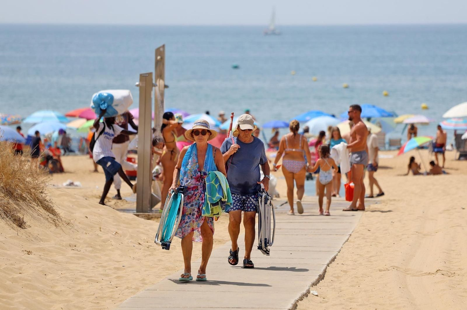 Ambiente en las playas de Huelva este domingo.
