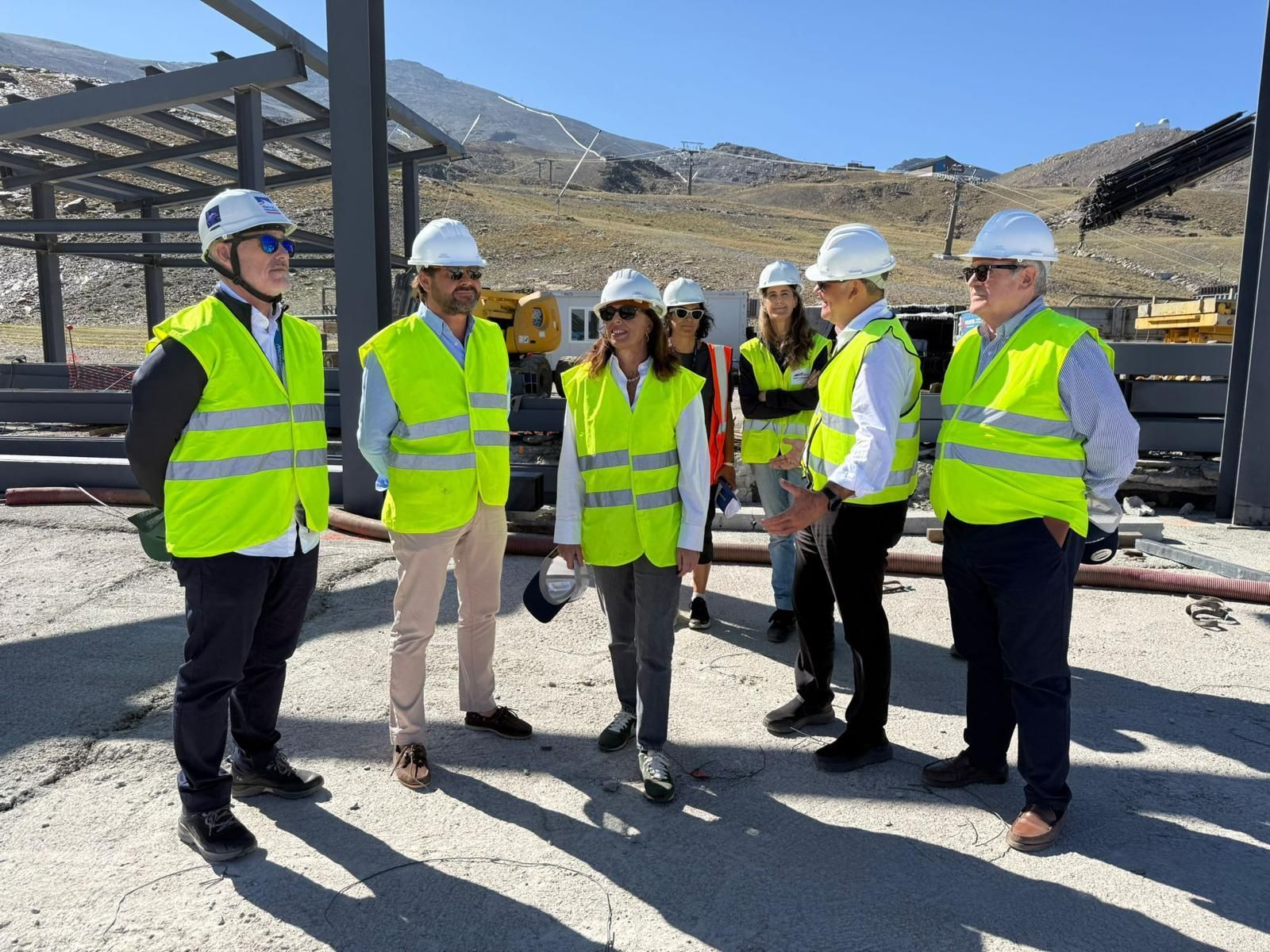 Imagen de la visita de Rocío Díaz a la construcción del restaurante Nevasol