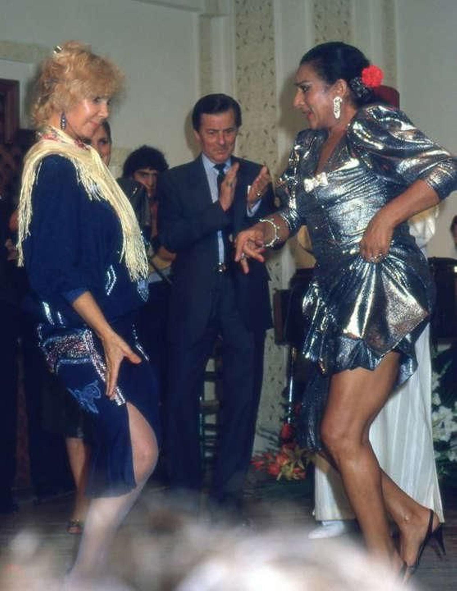 Lola, bailando con Cayetana de Alba.