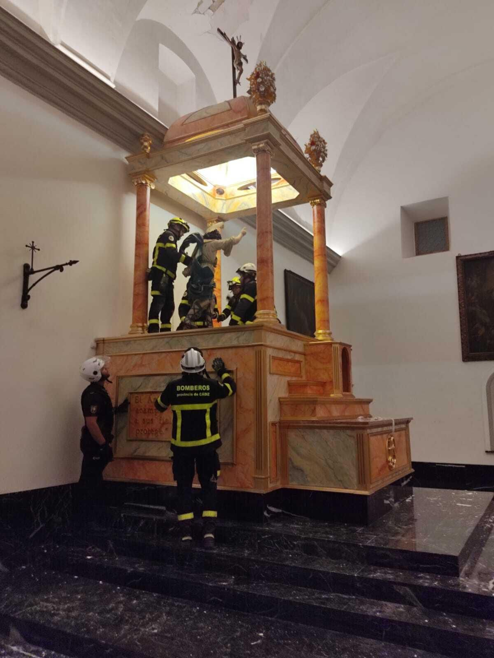 Los bomberos revisan el interior de la Castrense para retirar algunas piezas expuestas al culto.