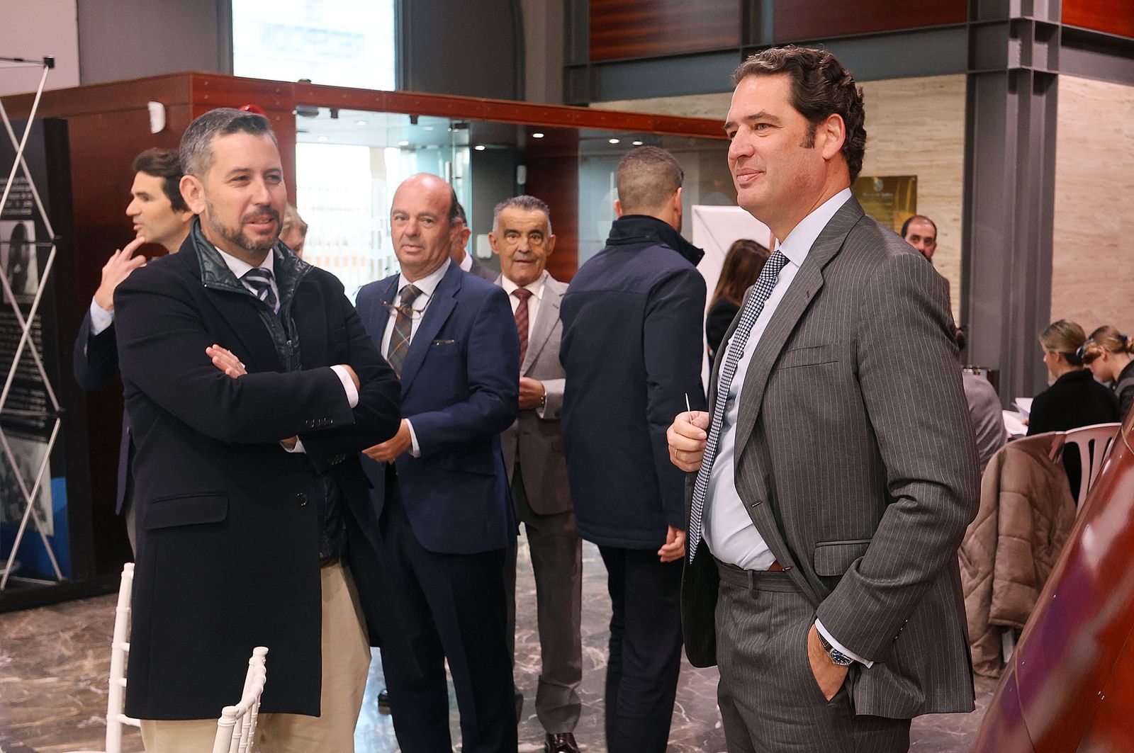 Imágenes de la recepción de los invitados al desayuno-coloquio con Jorge Paradela en el Foro Joly Andalucía