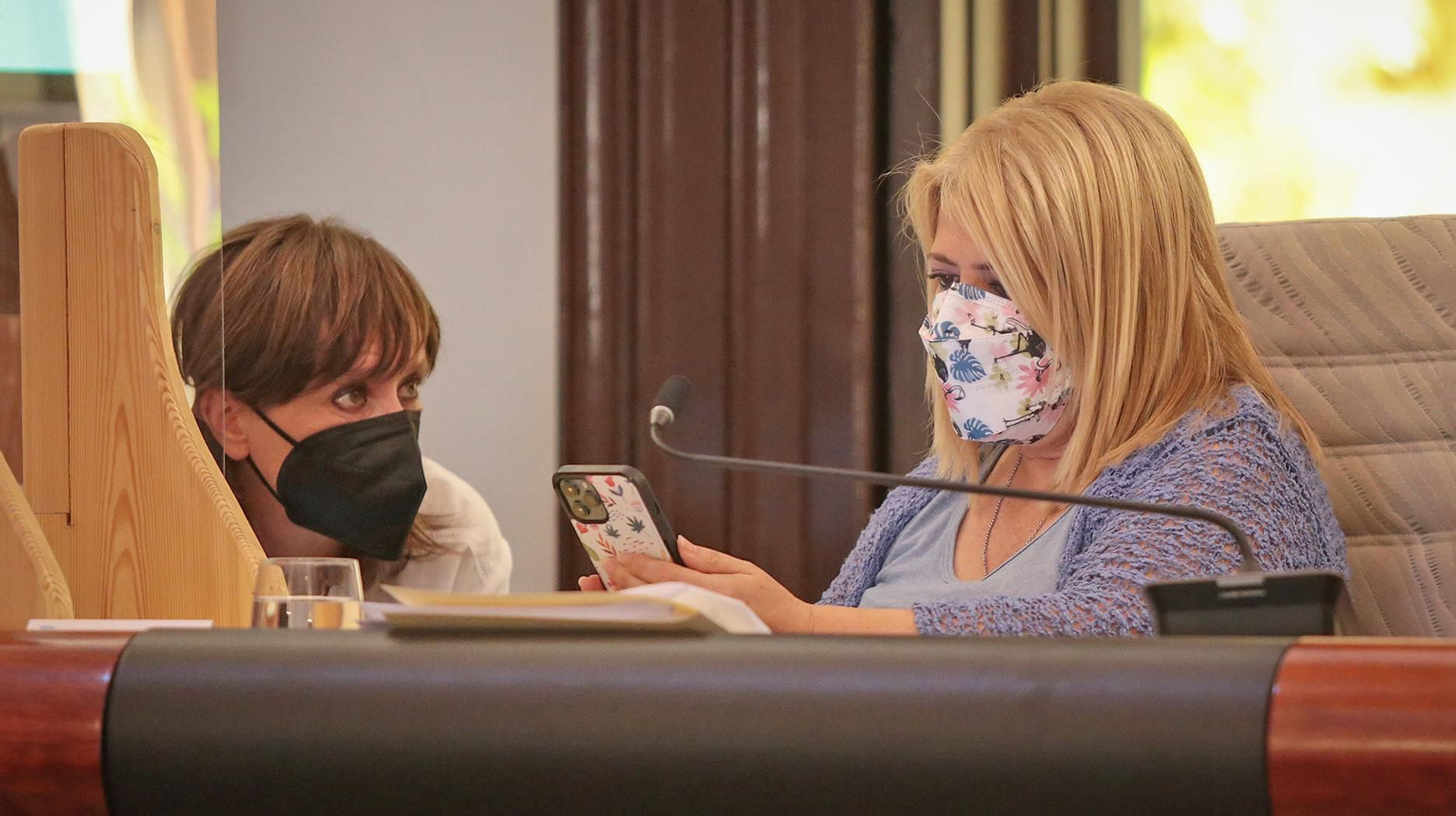 La alcaldesa, Mamen Sánchez, y la delegada de Economía, Laura Álvarez, durante el pleno celebrado el pasado jueves.