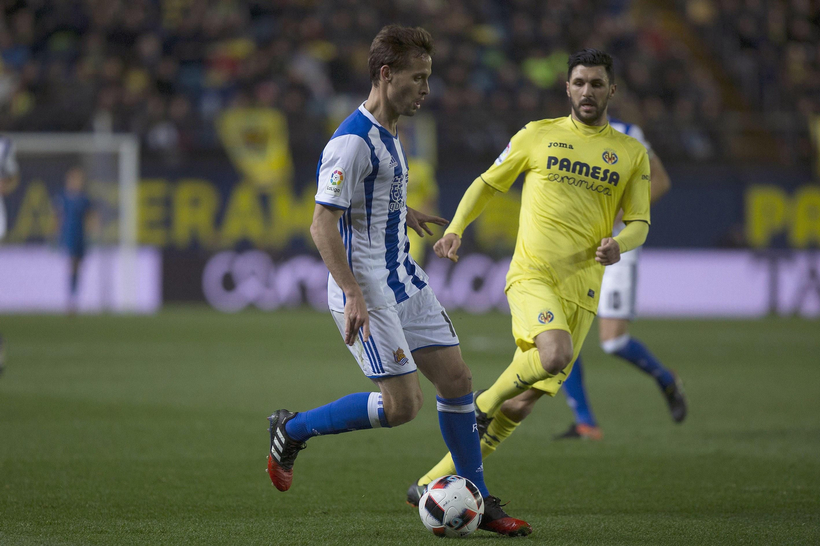 Sergio Canales conduce con la pelota en un partido con la Real Sociedad ante el Villarreal de la pasada temporada.