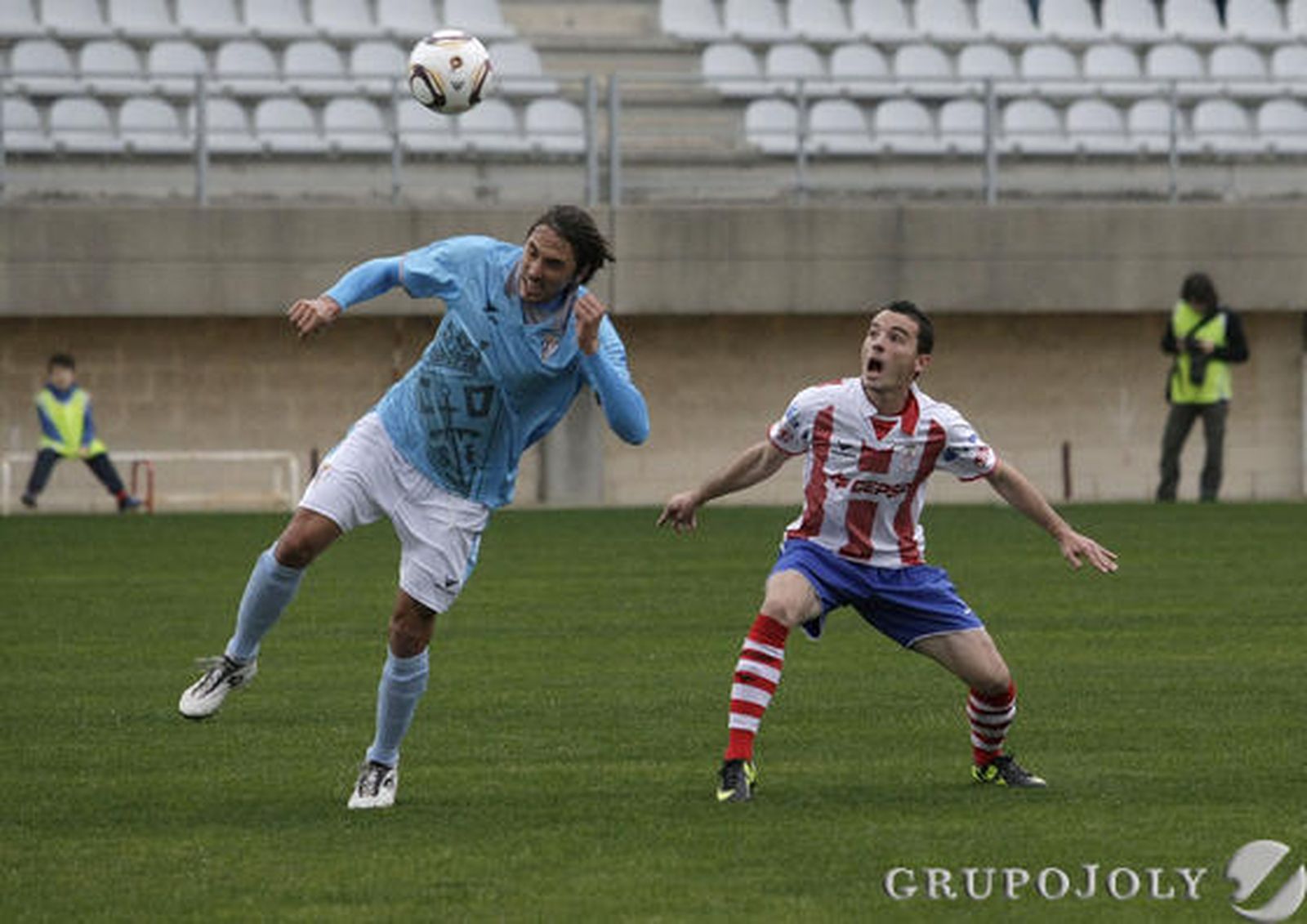 El Algeciras se aleja aún más de la zona de liguilla al perder en el Nuevo Mirador ante el San Fernando./Fotos:Erasmo Fenoy

Foto: Erasmo Fenoy