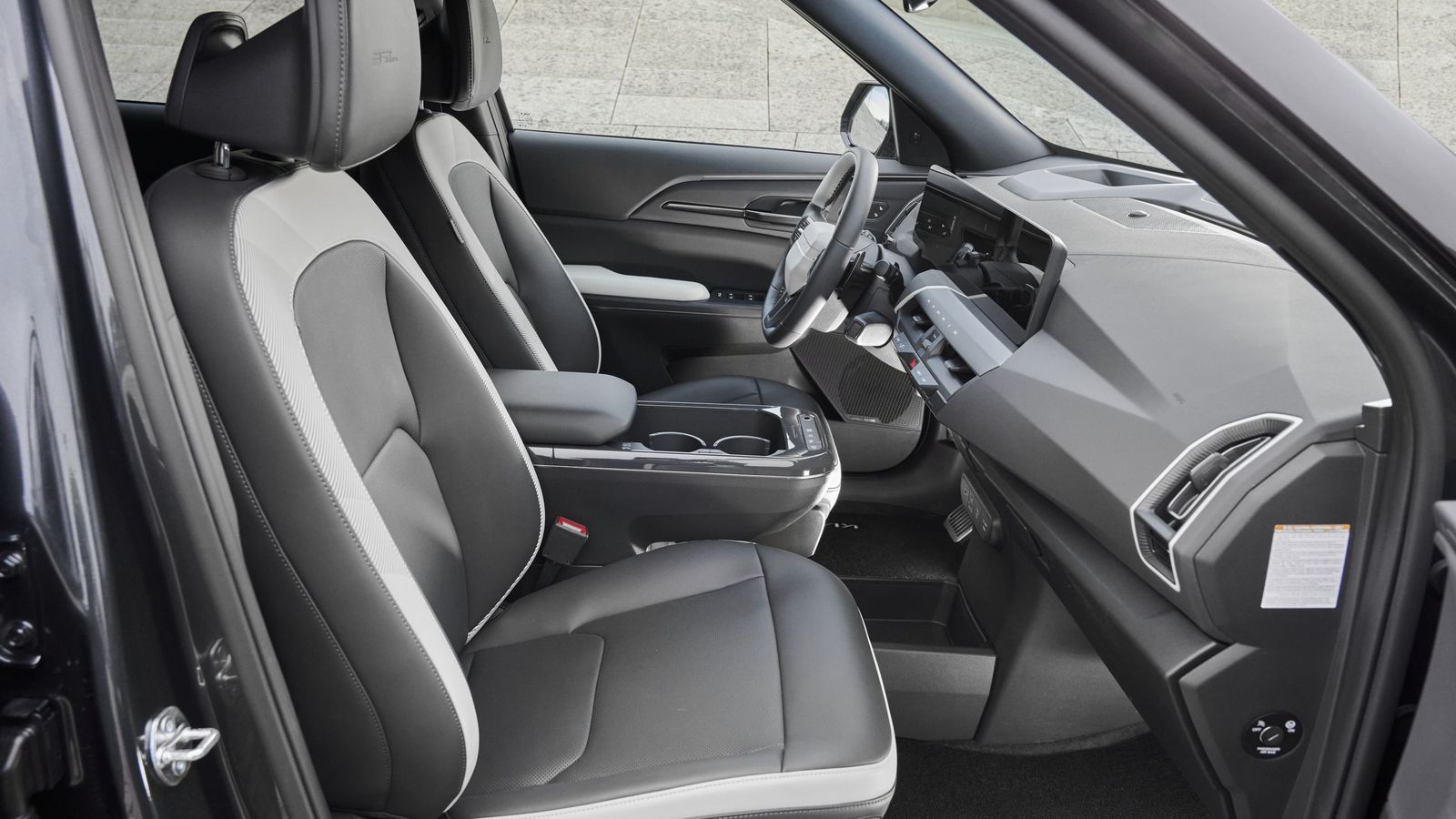 Con el paquete Luxury los asientos delanteros ganan numerosas funcionalidades. También aparece un equipo de sonido distinto al de serie.