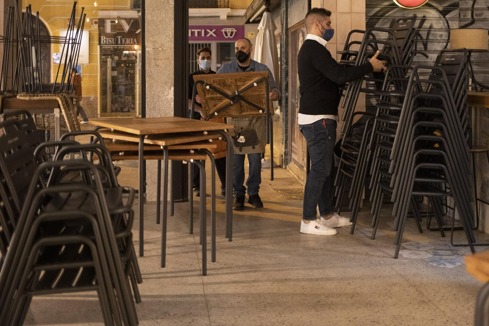 Desescalada en Granada: El Gobierno quiere cerrar el comercio y los bares a las 20 horas en Semana Santa