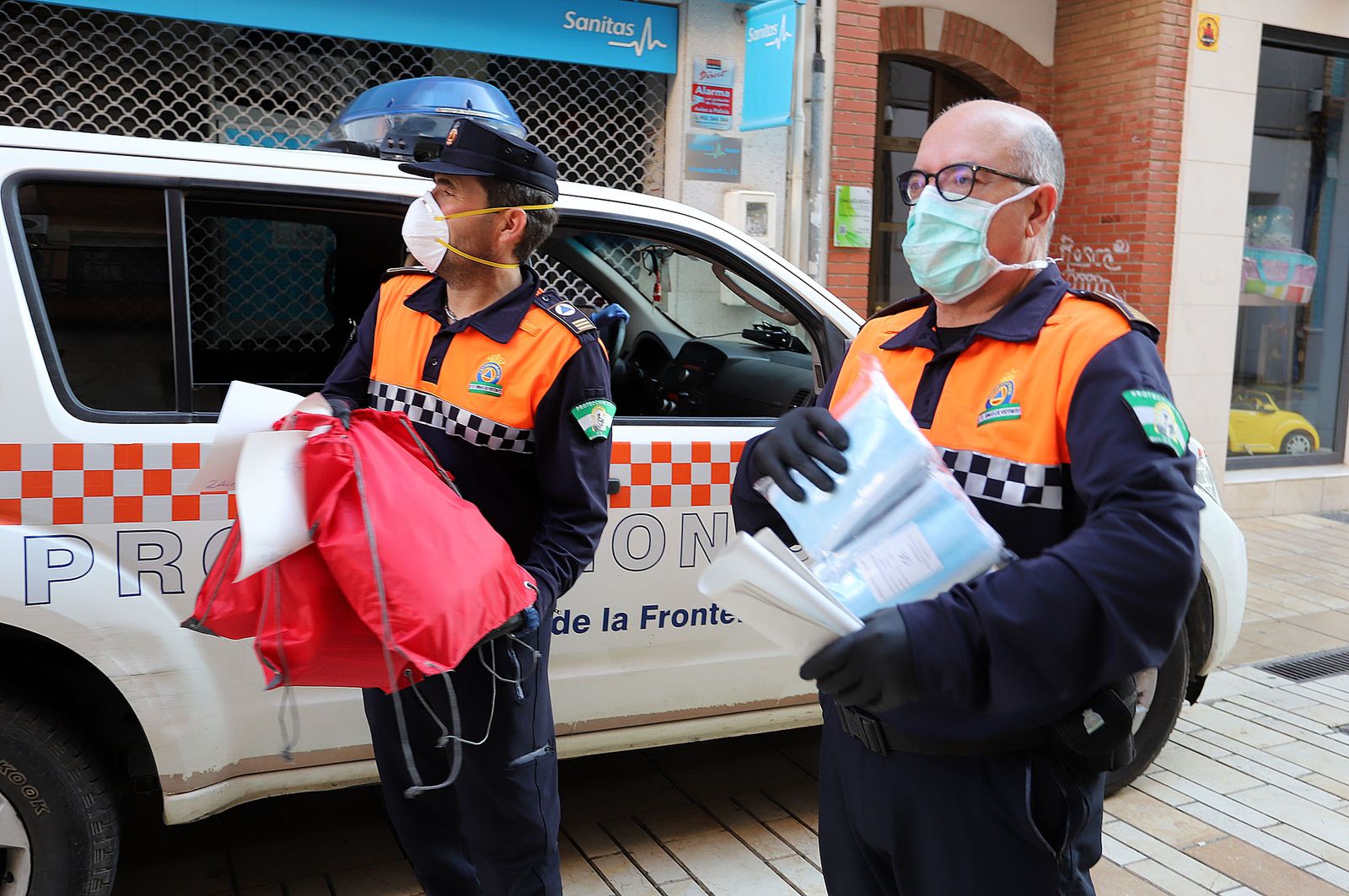 Imágenes de los cuerpos de Protección Civil recibiendo mascarillas de la Subdelegación del Gobierno