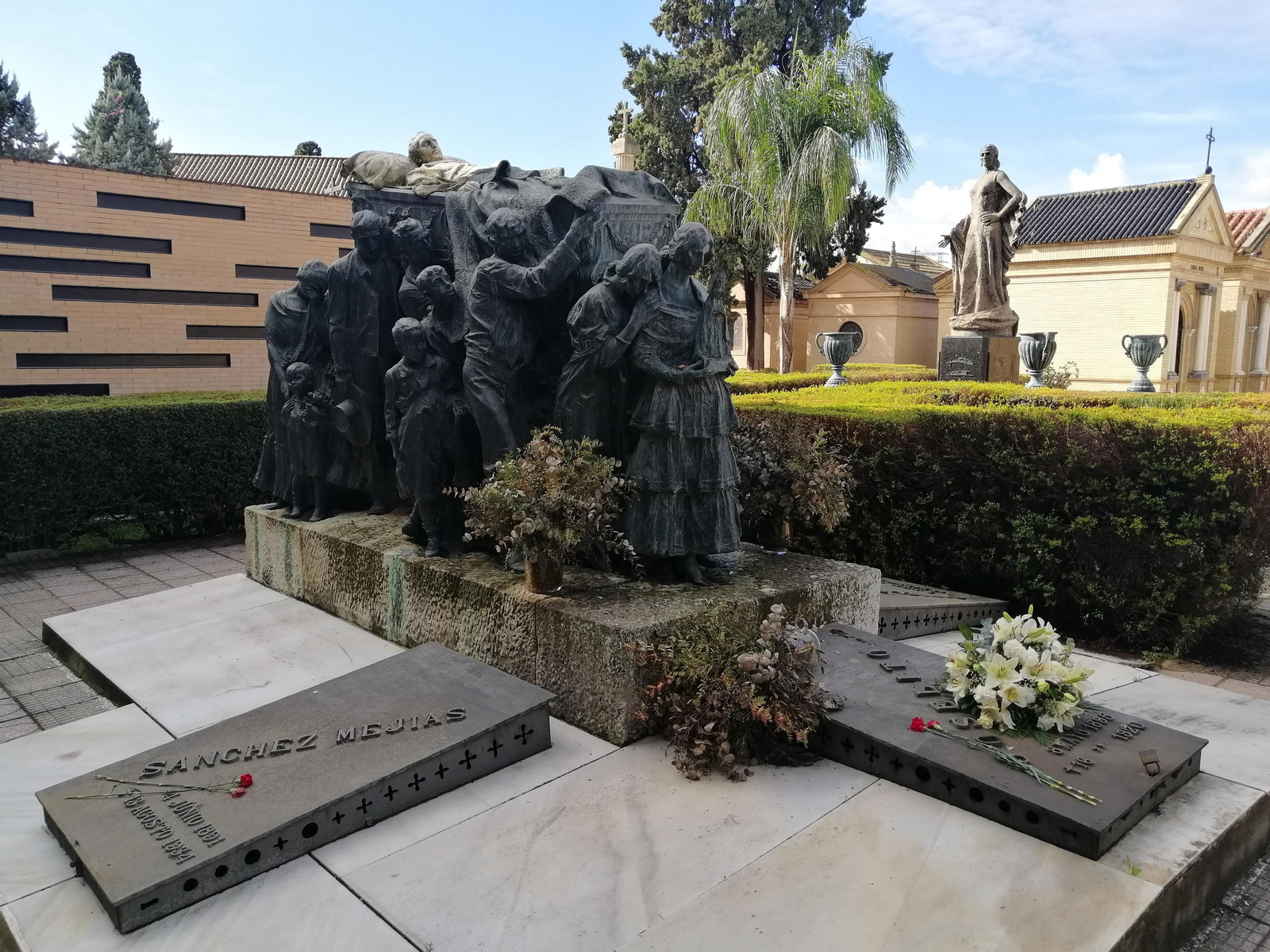 Panteones y tumbas de personajes conocidos