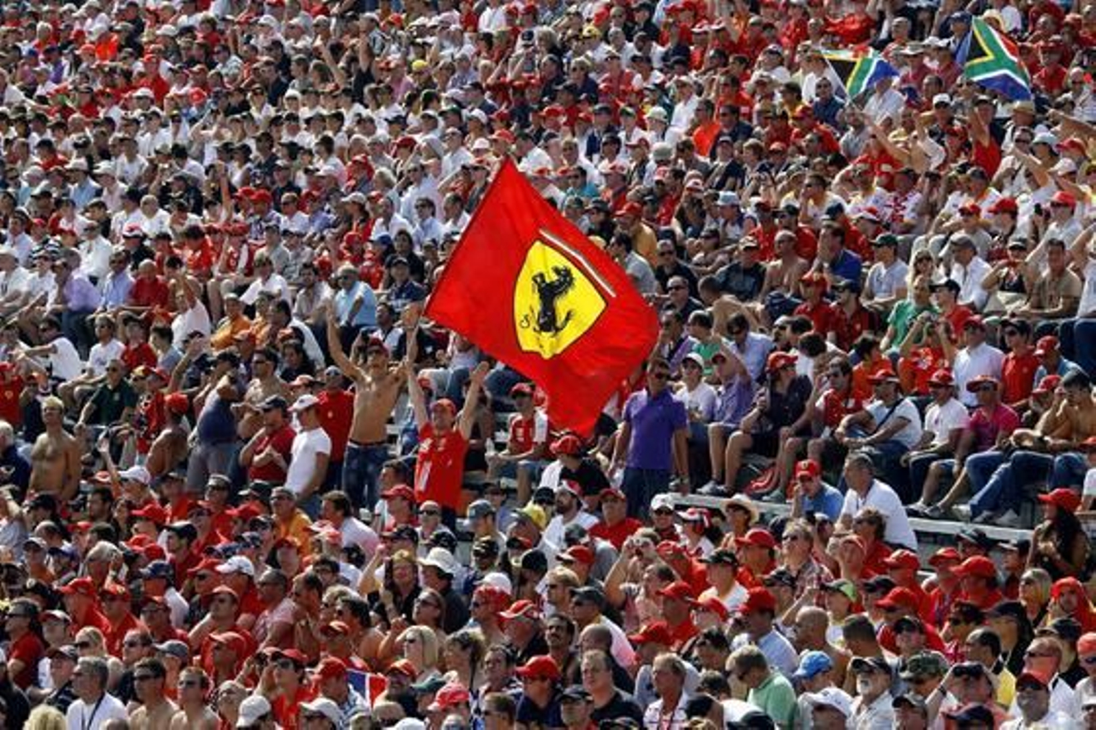 Fernando Alonso refuerza su candidatura al Mundial tras ganar en Monza. / Reuters