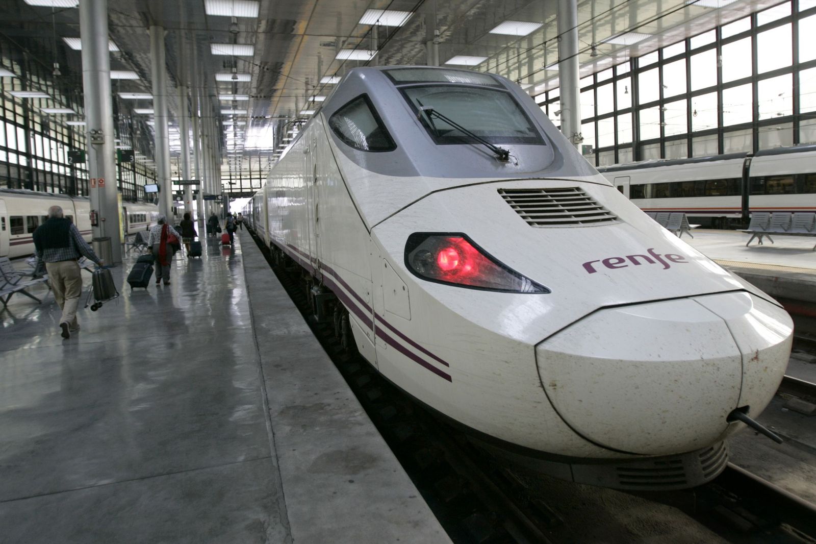 Un, entonces, moderno Alvia en la estación de Cádiz en una imagen de 2009.