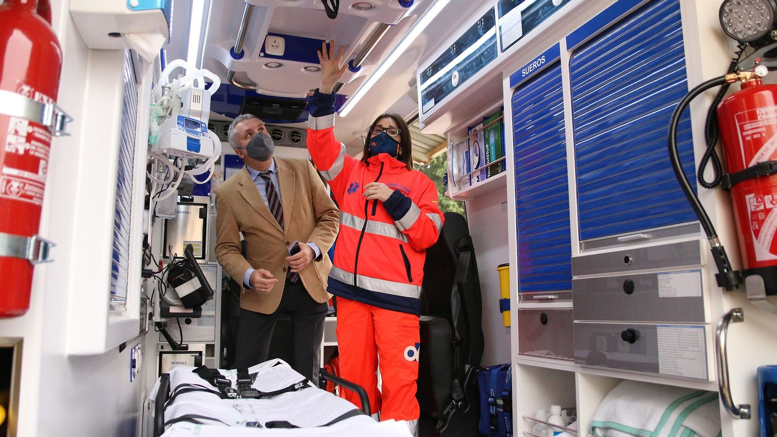La directora del 061 en Almería, Maria Luz García, explica al delegado de Salud, Juan de la Cruz Belmonte, las prestaciones novedosas que lleva la ambulancia