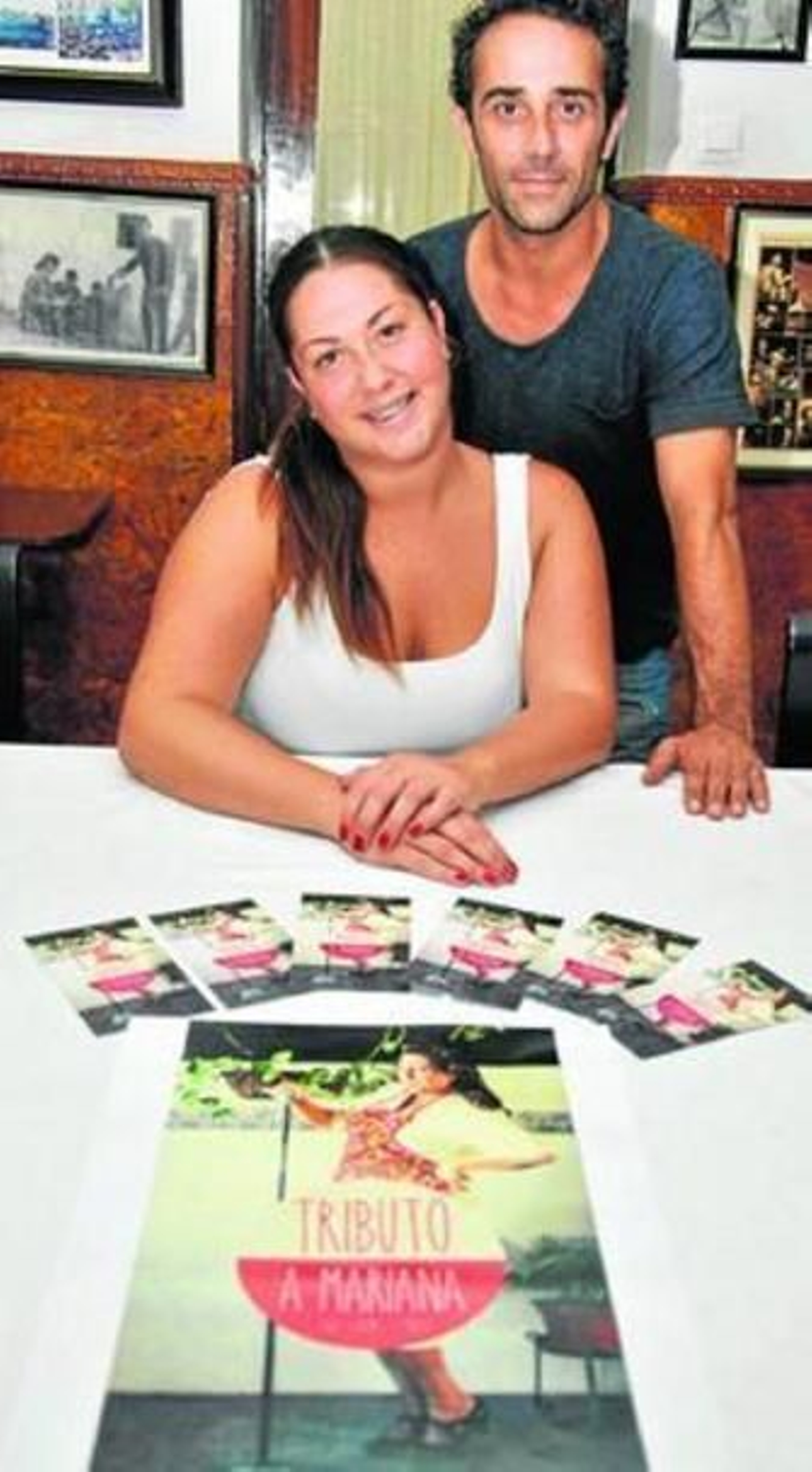 Ana Polanco y Javier Marín, posando para las cámaras junto al cartel de la obra.
