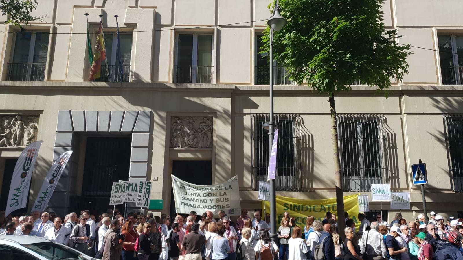 Concentración de médicos, esta mañana, ante la Delegación de Salud.