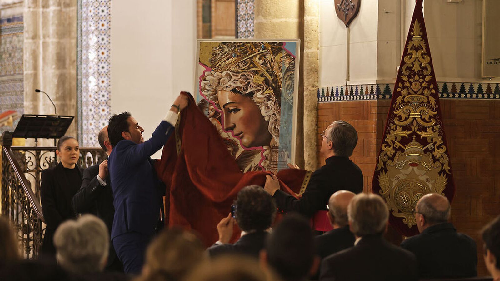 Momento en el que descubren el cartel por el 75 aniversario de la Virgen de los Ángeles.