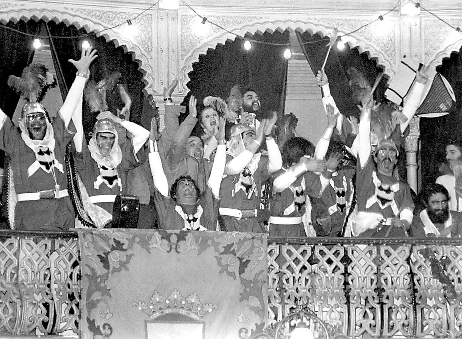 'Los Cruzados', exultantes tras conocer el veredicto del jurado en un palco del Teatro Falla.