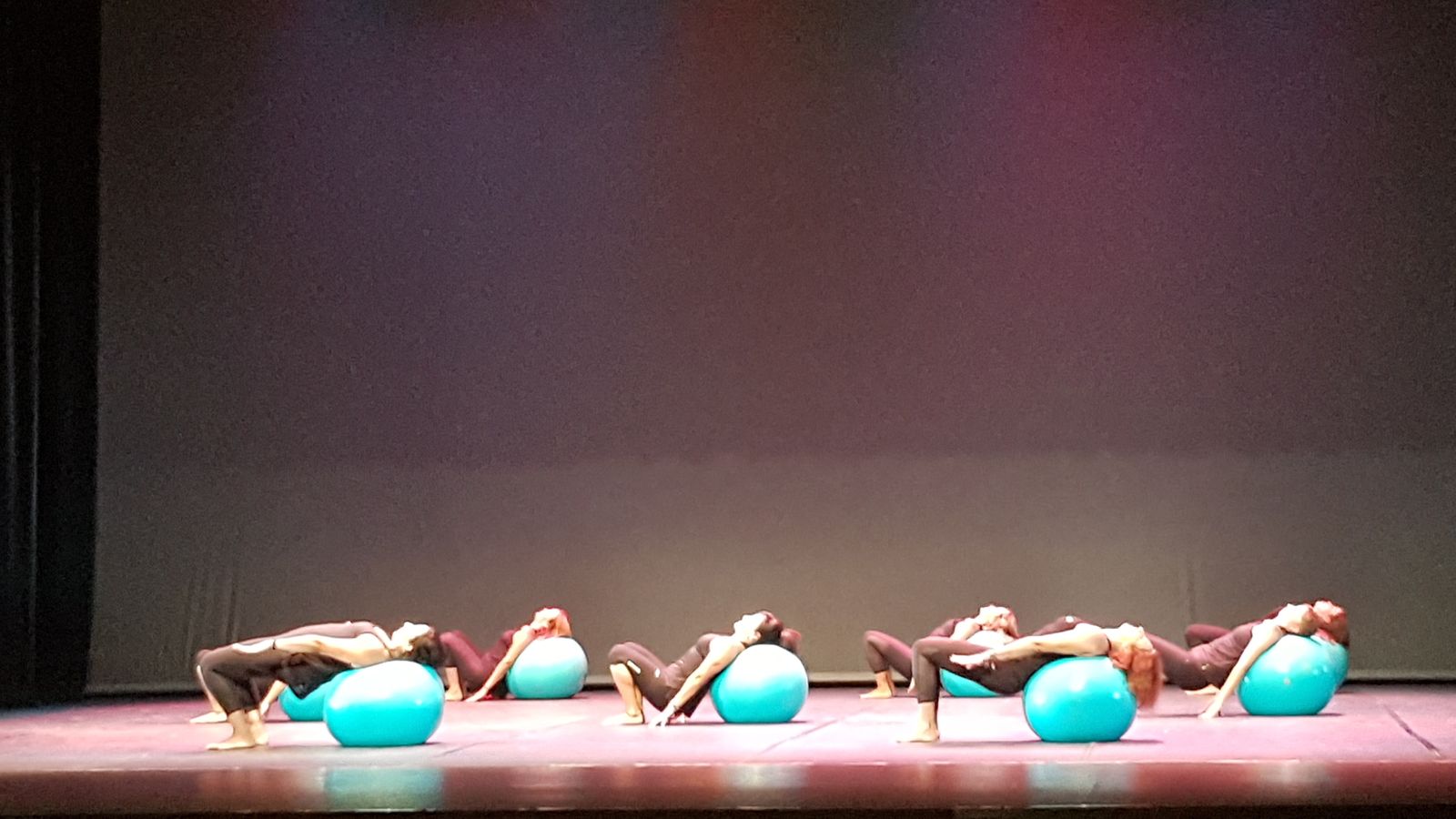 La academia también ha introducido Pilates. En la imagen un momento de la actuación de esta clase, impartida por Silvia González.