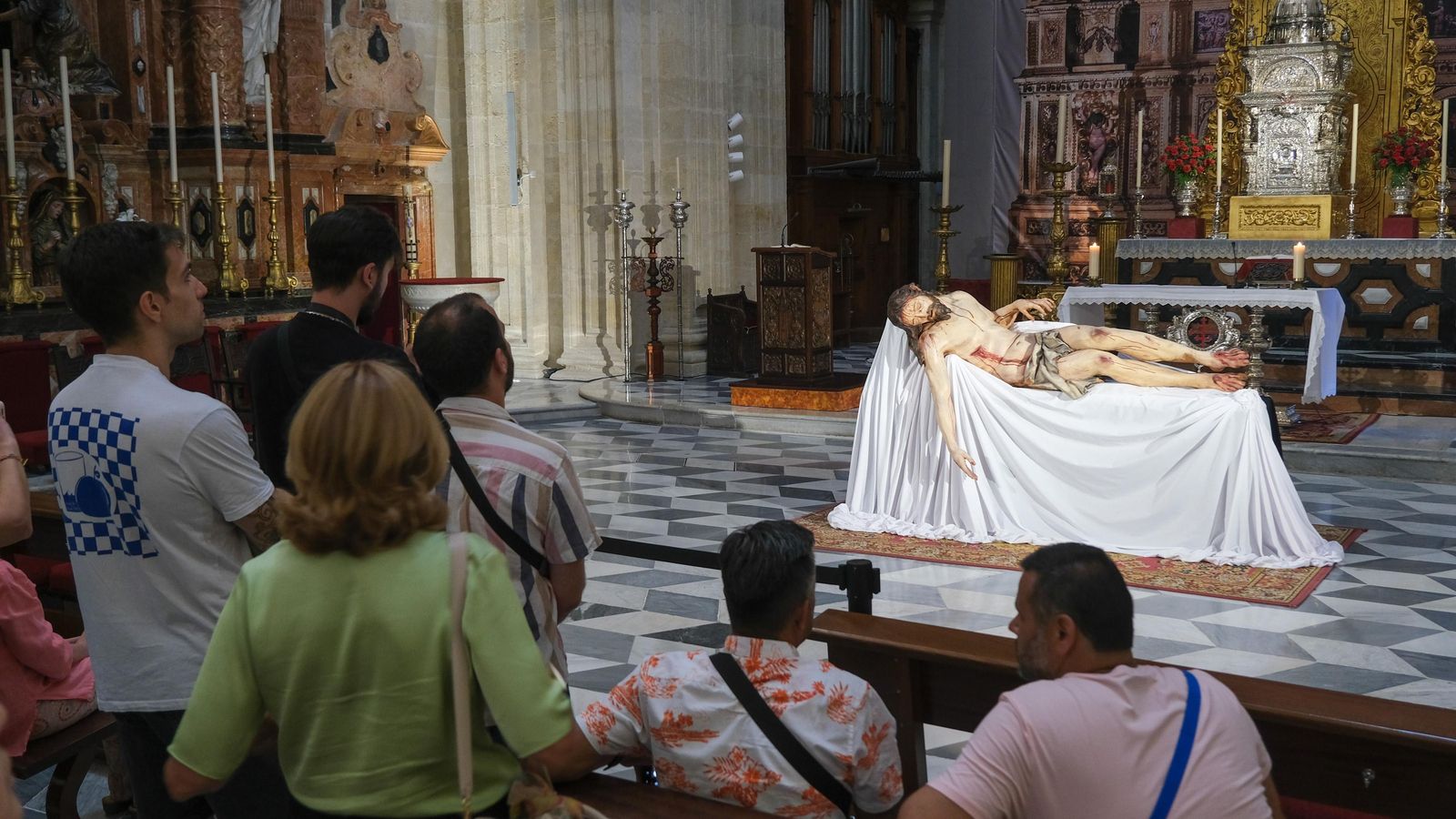 El Cristo expuesto a la veneración en la Parroquia del Sagrario.