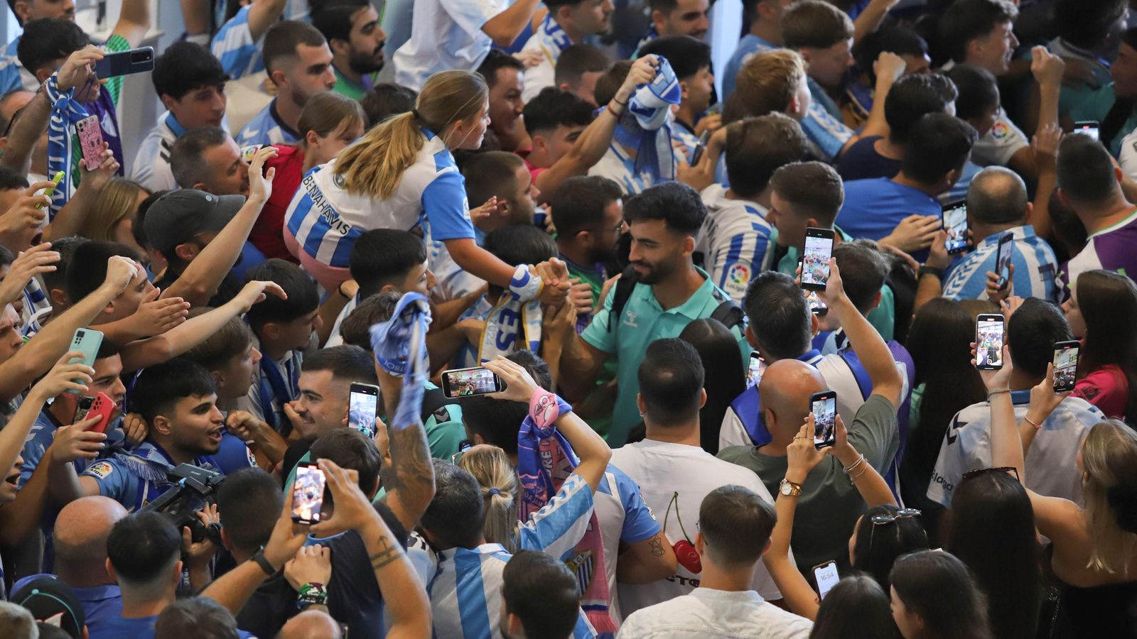Las fotos de la afición despidiendo al Málaga en el aeropuerto antes de ir a Tarragona