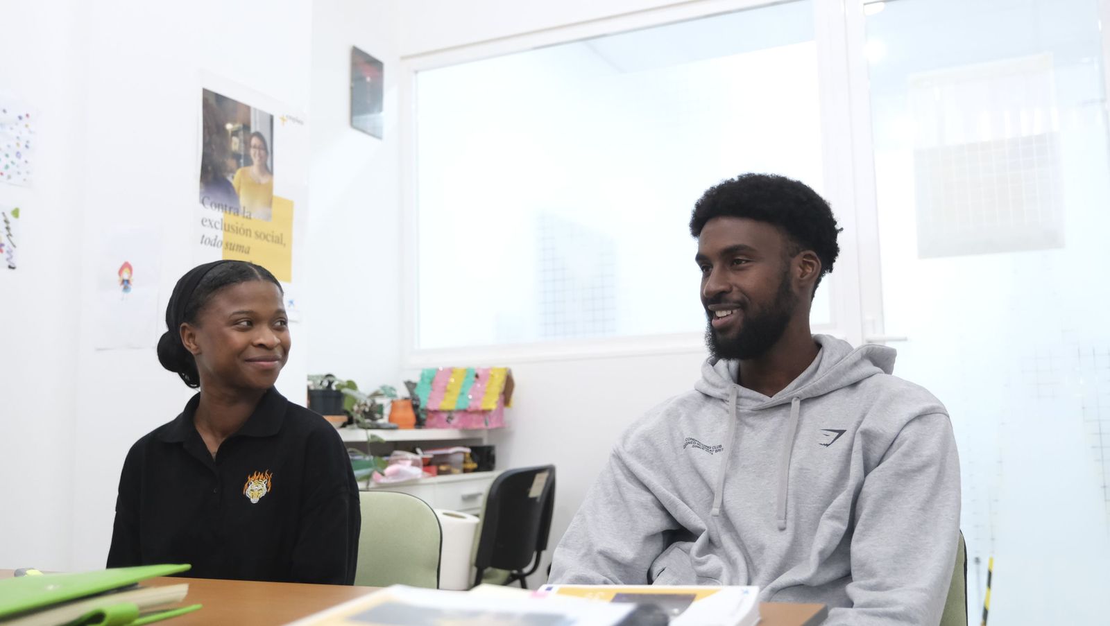 Mina y Mamadou ejemplifican la inclusión a través de la formación y el empleo.