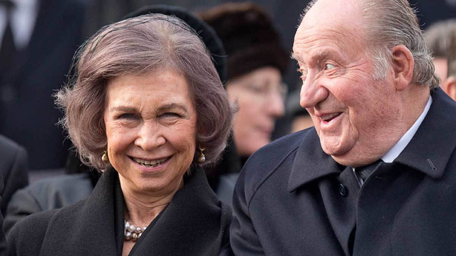 Los Reyes Eméritos ríen cómplices a su llegada a un acto.