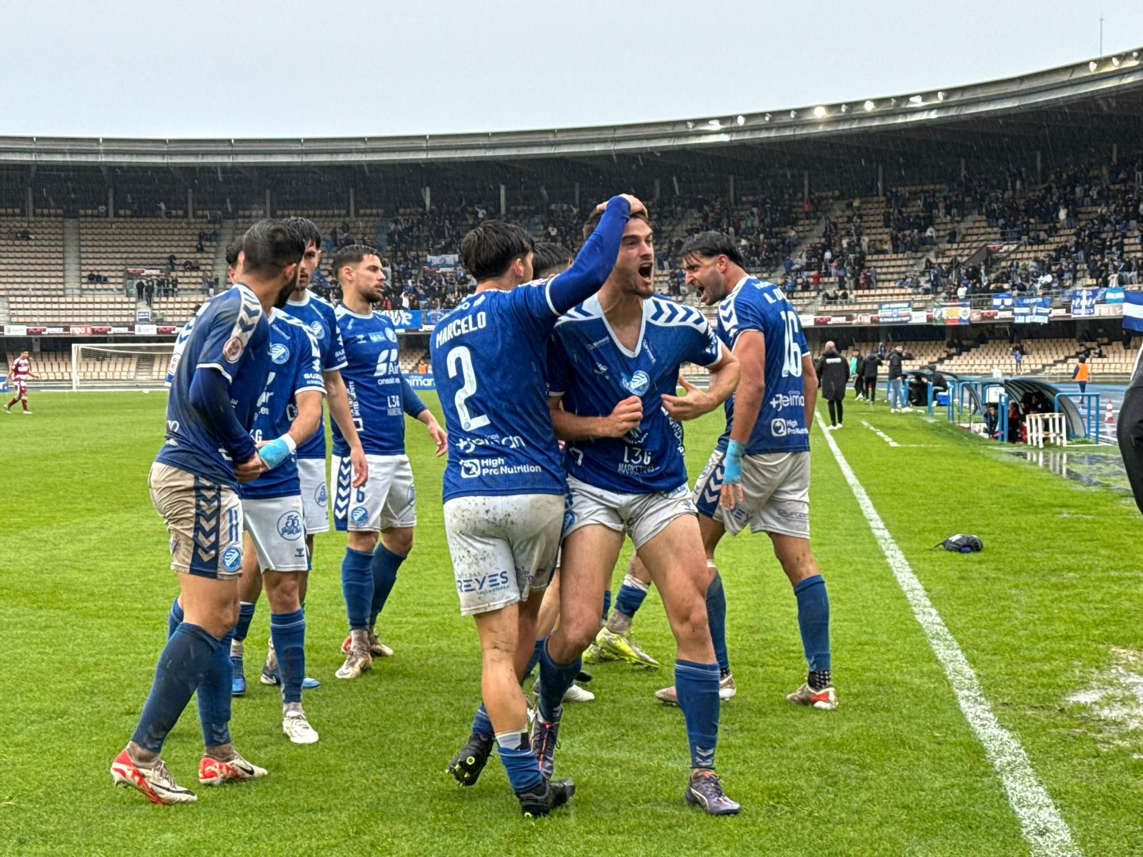 Abraham celebra con rabia el 1-0.