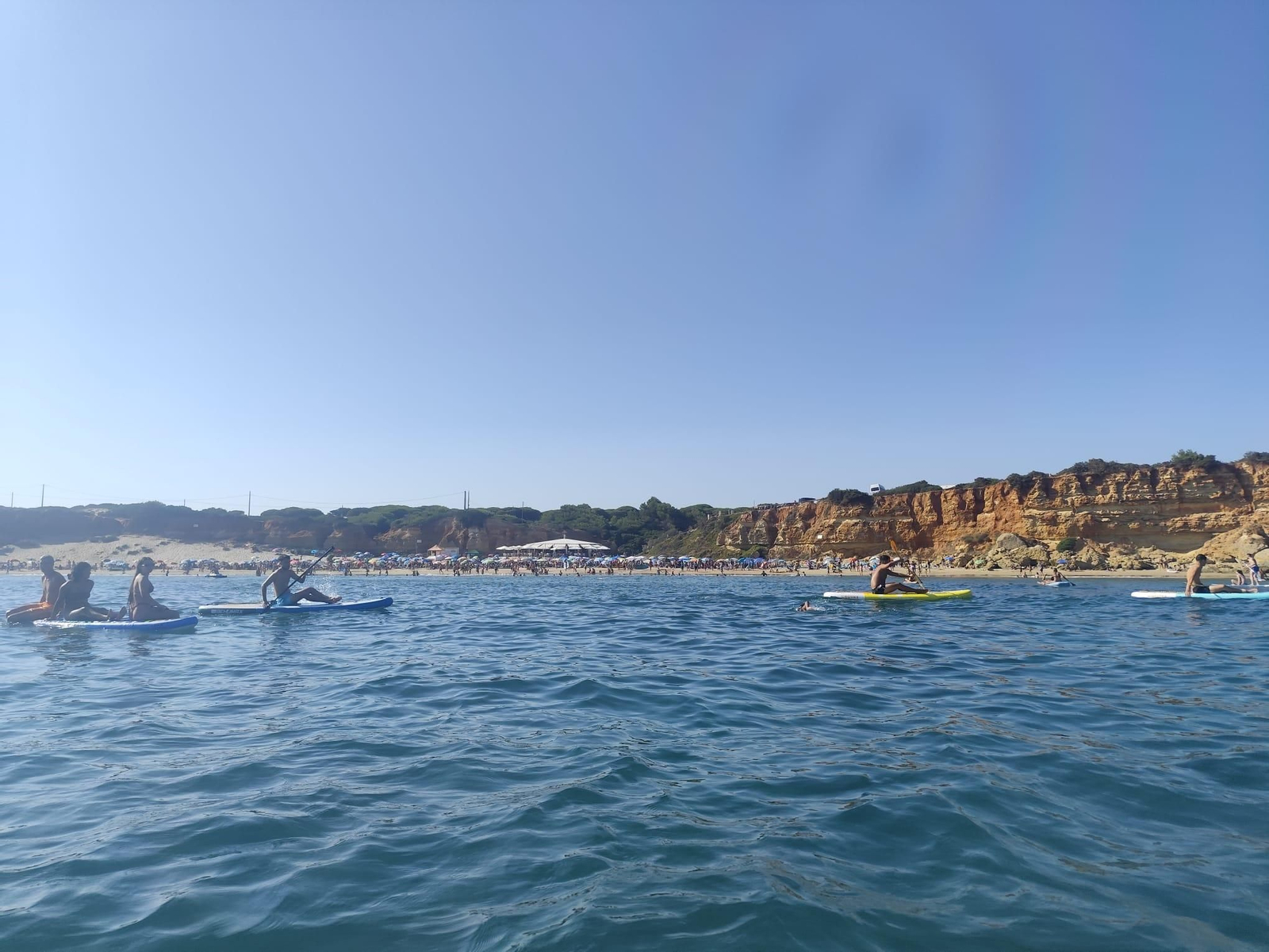 Una tarde de Paddle Surf bordeando los acantilados de Conil Una tarde de Paddle Surf bordeando los acantilados de Conil