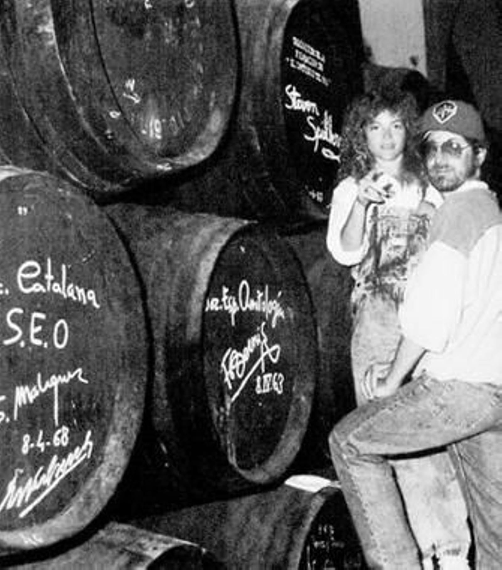 Spielberg, que era abstemio, firma junto a su mujer Amy Irving en una bota de González Byass.