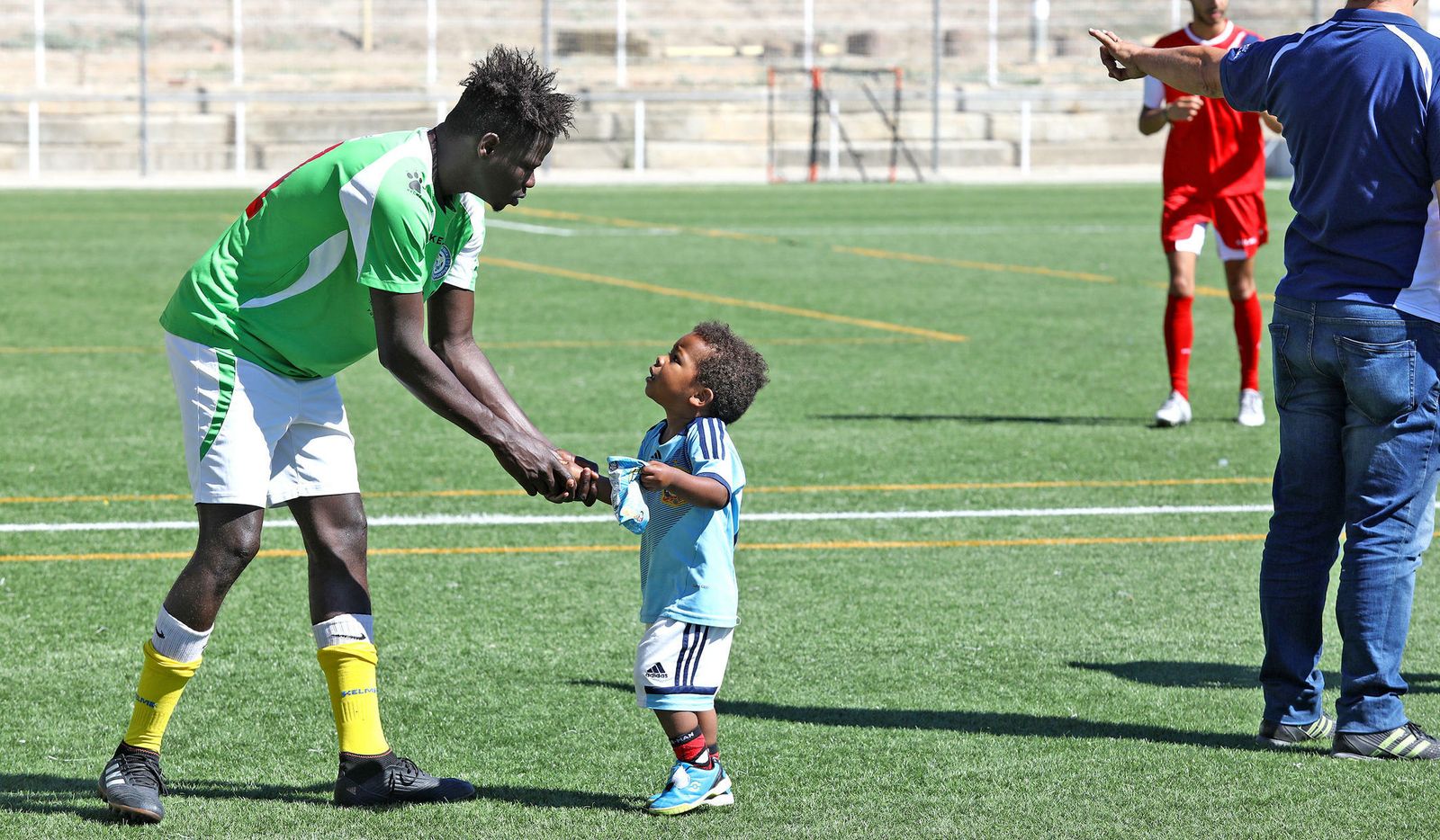 Un jugador del Alma de África juguetea con un pequeño
