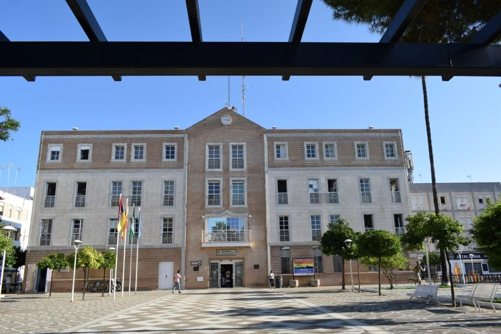 La Plaza de Andalucía de Los Palacios, con el Ayuntamiento al fondo, en una imagen archivo.