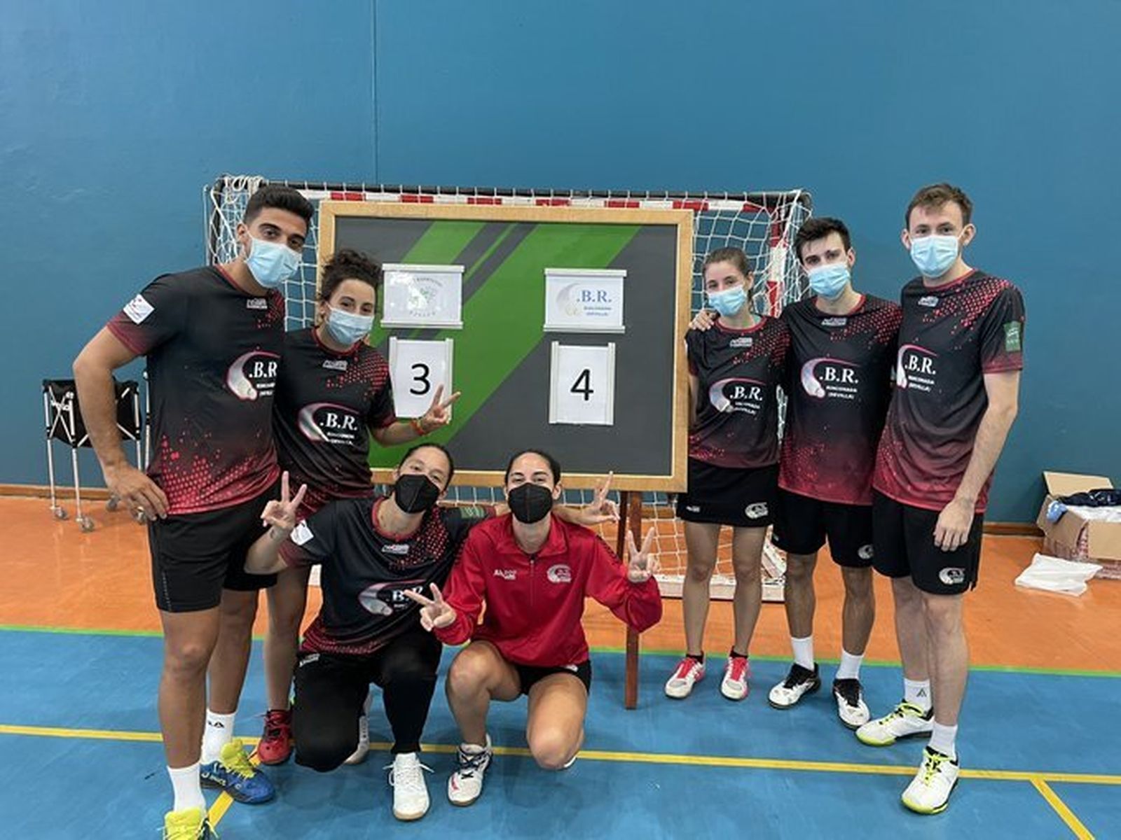 El equipo rinconero posa con el resultado final ante el Pitiús.