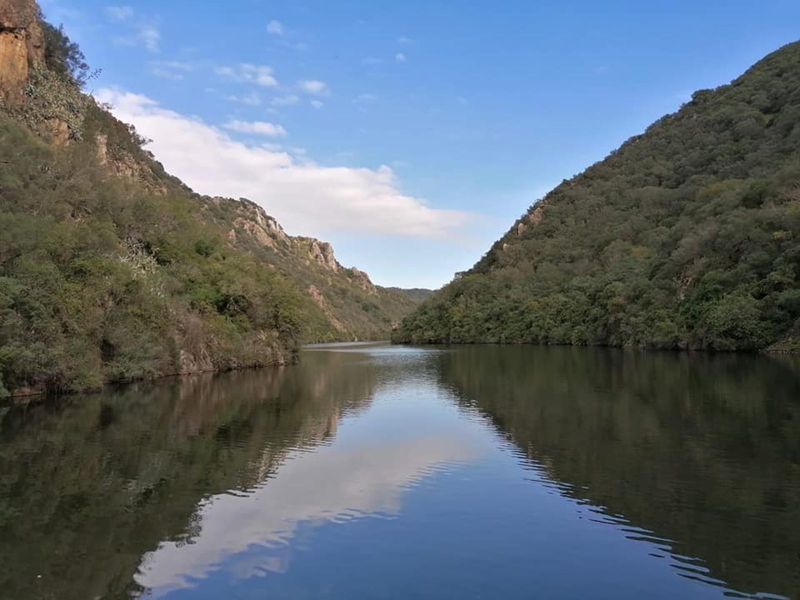 La llegada del nuevo barco solar a Hornachuelos, en fotografías