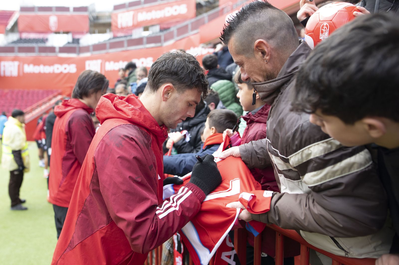 Las mejores imágenes del entrenamiento con público del Granada CF