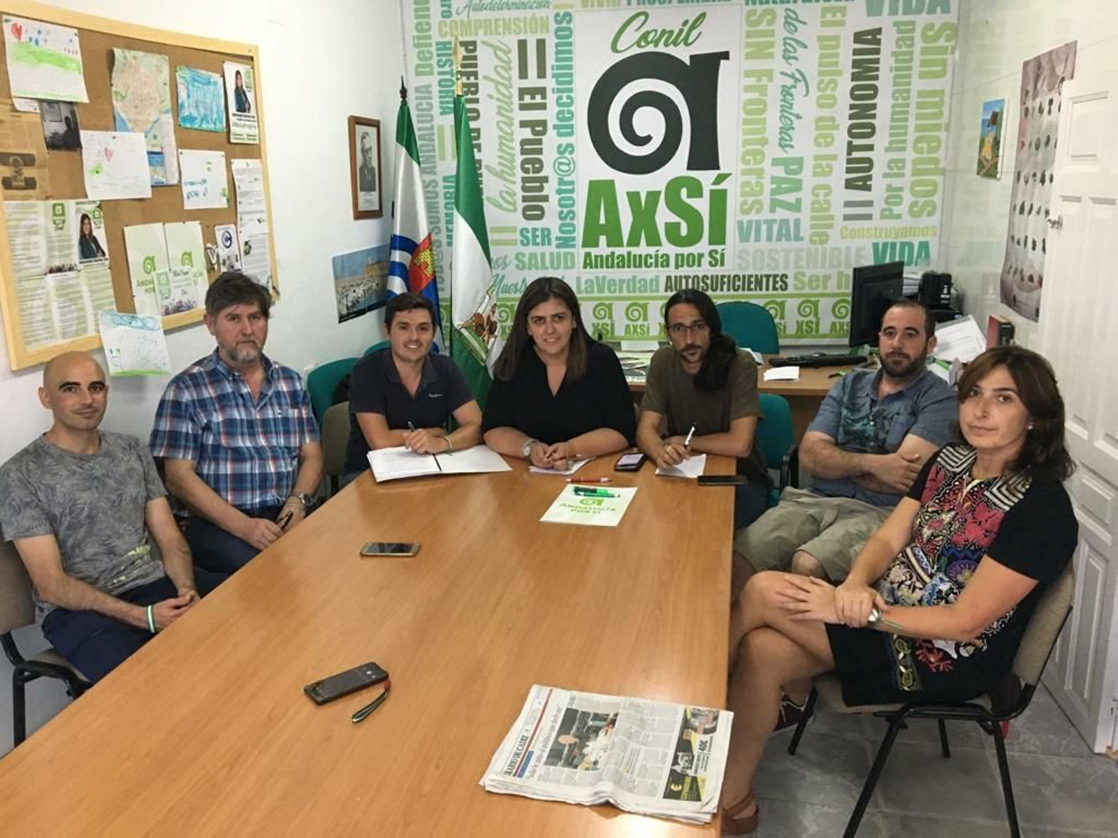 La candidata Inmaculada Sánchez Zara (en el centro), junto a otros dirigentes de AxSí de Conil