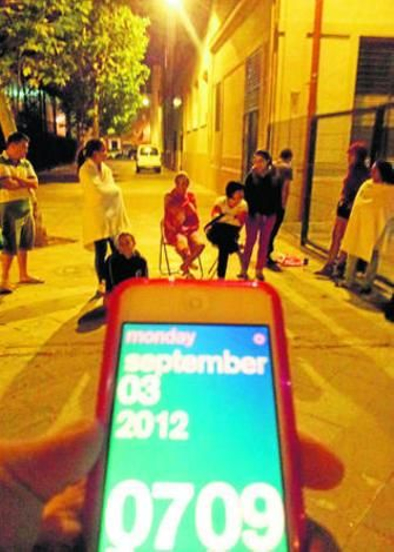 Jóvenes haciendo cola de madrugada para solicitar el bonobús.