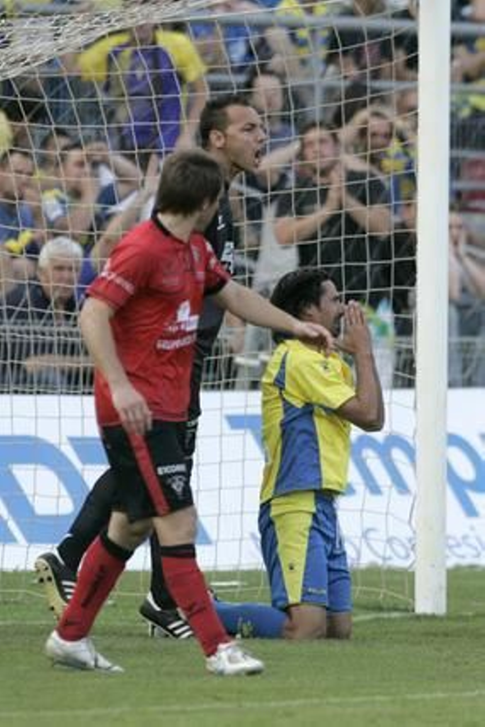 El ex del Rayo se lamenta tras marrar una ocasión. 

Foto: Jesus Marin