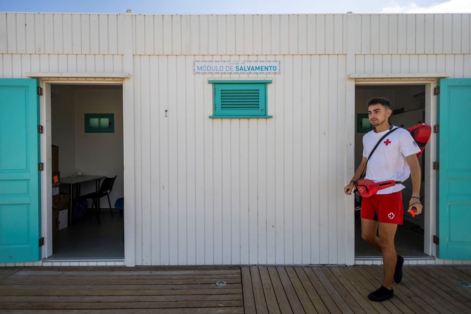 En imágenes: así se pone a prueba el servicio de socorrismo y salvamento de la playa de Camposoto