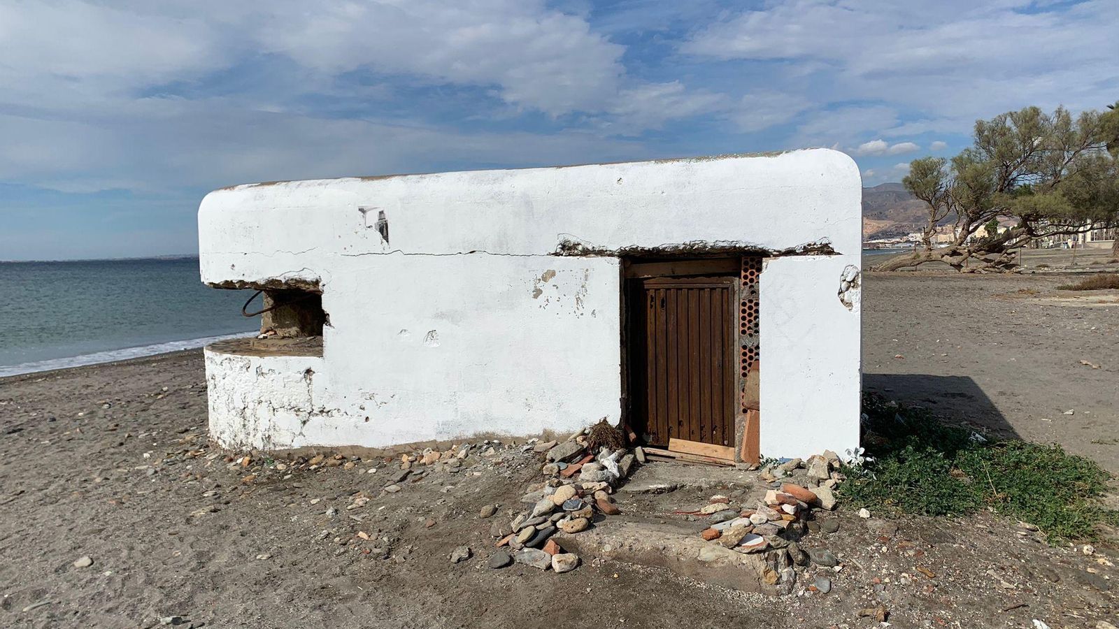 El búnker, a escasos metros del chalet, blanqueado y con piedras decorando la entrada