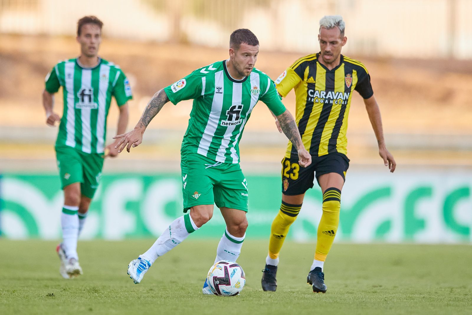 Aitor Ruibal trata de dejar atrás al zaragocista Manu Molina