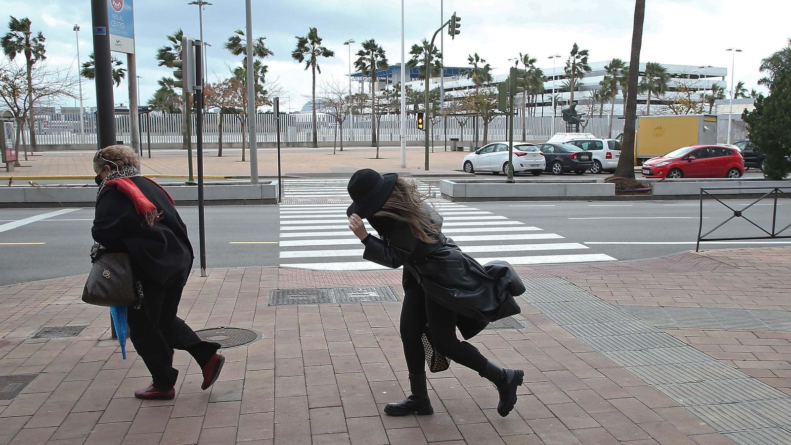 Mujeres en la avenida Virgen del Carmen de Algeciras.