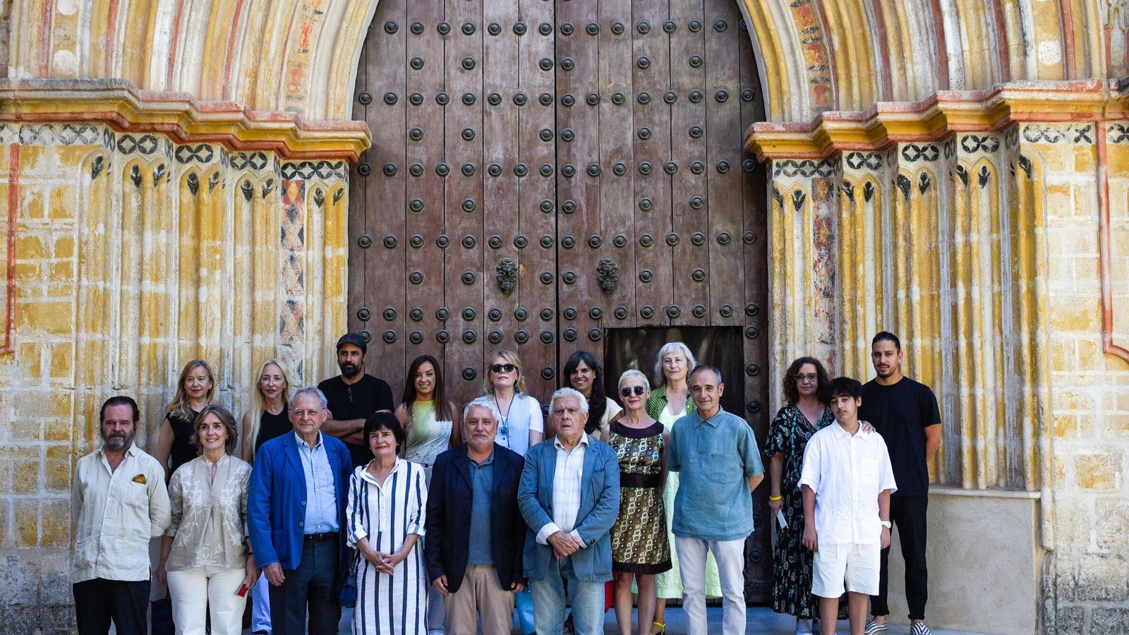 Los artistas y familiares posan a la entrada del CAAC.