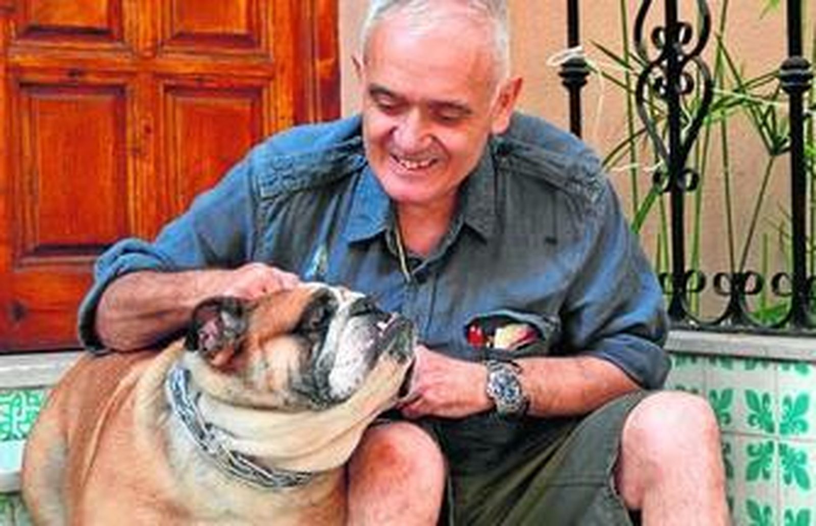 El catedrático y su mascota son, prácticamente, inseparables.