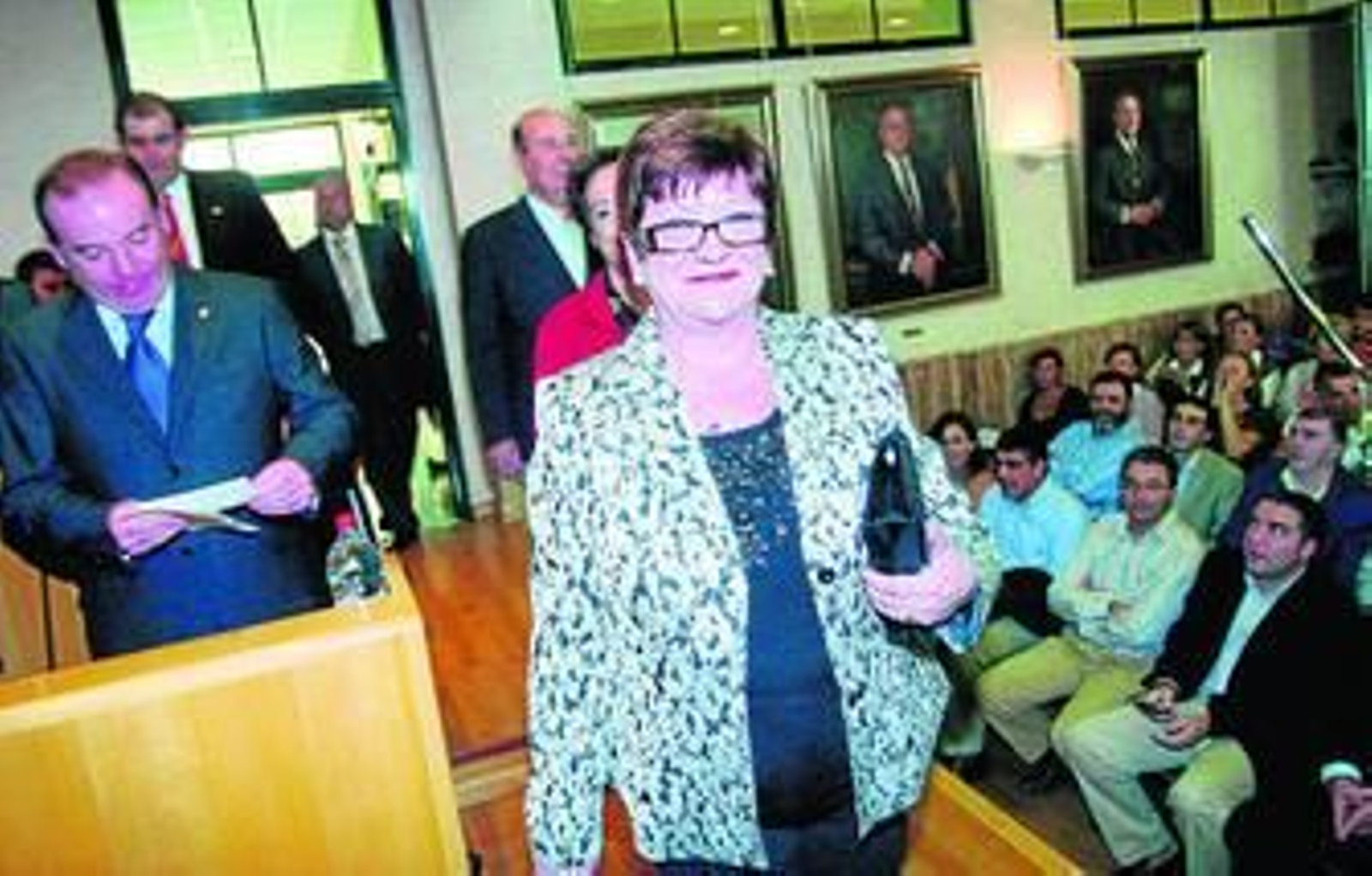 La alcaldesa de Vélez, junto a varios dirigentes del PP.