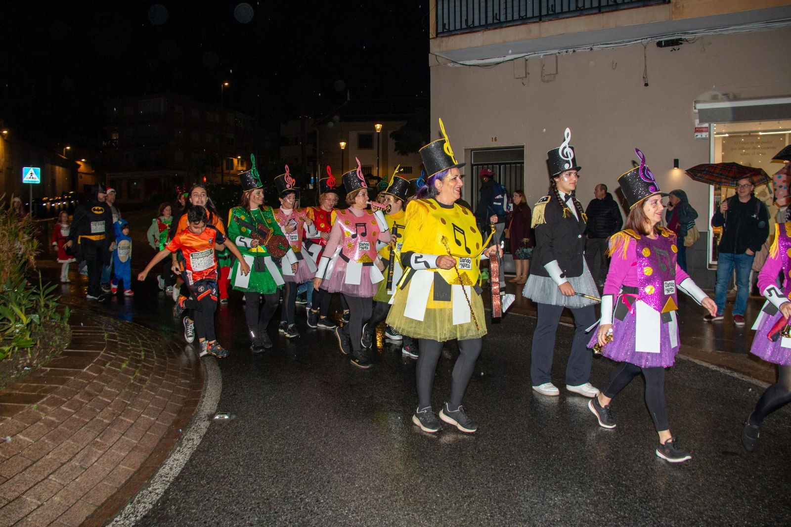 Ni la lluvia puede con la San Silvestre de Motril