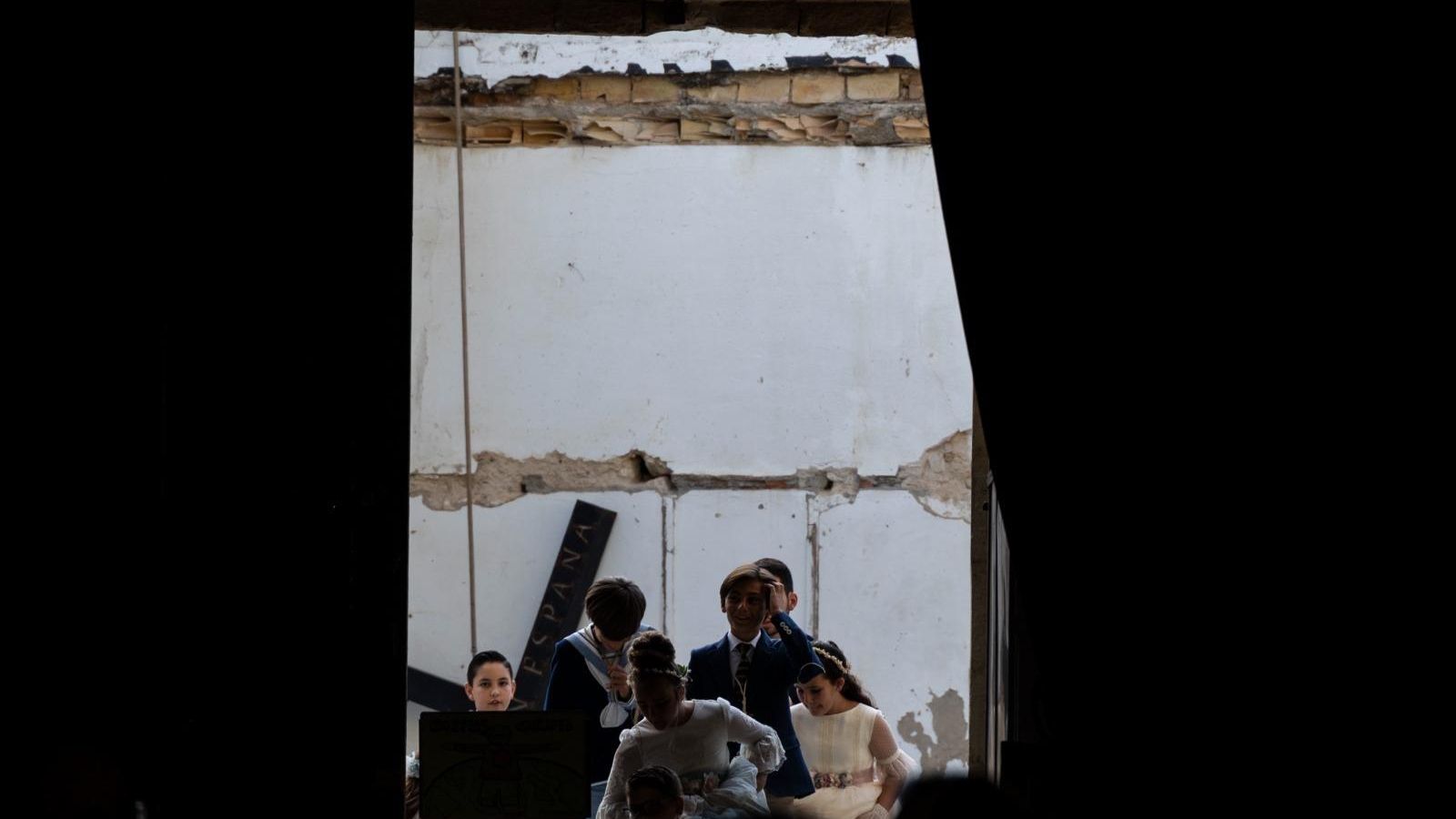 Niñas y niños de primera comunión  incorporándose a la procesión en el interior de la iglesia.