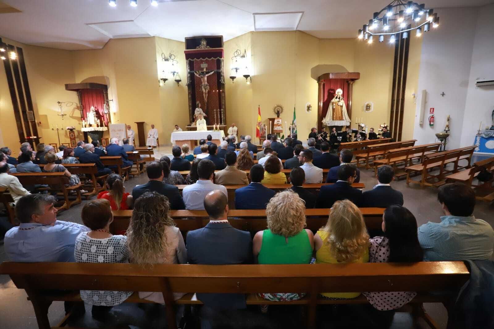 Una eucaristía en la iglesia del Corpus Christi de Algeciras, que cambia de párroco.