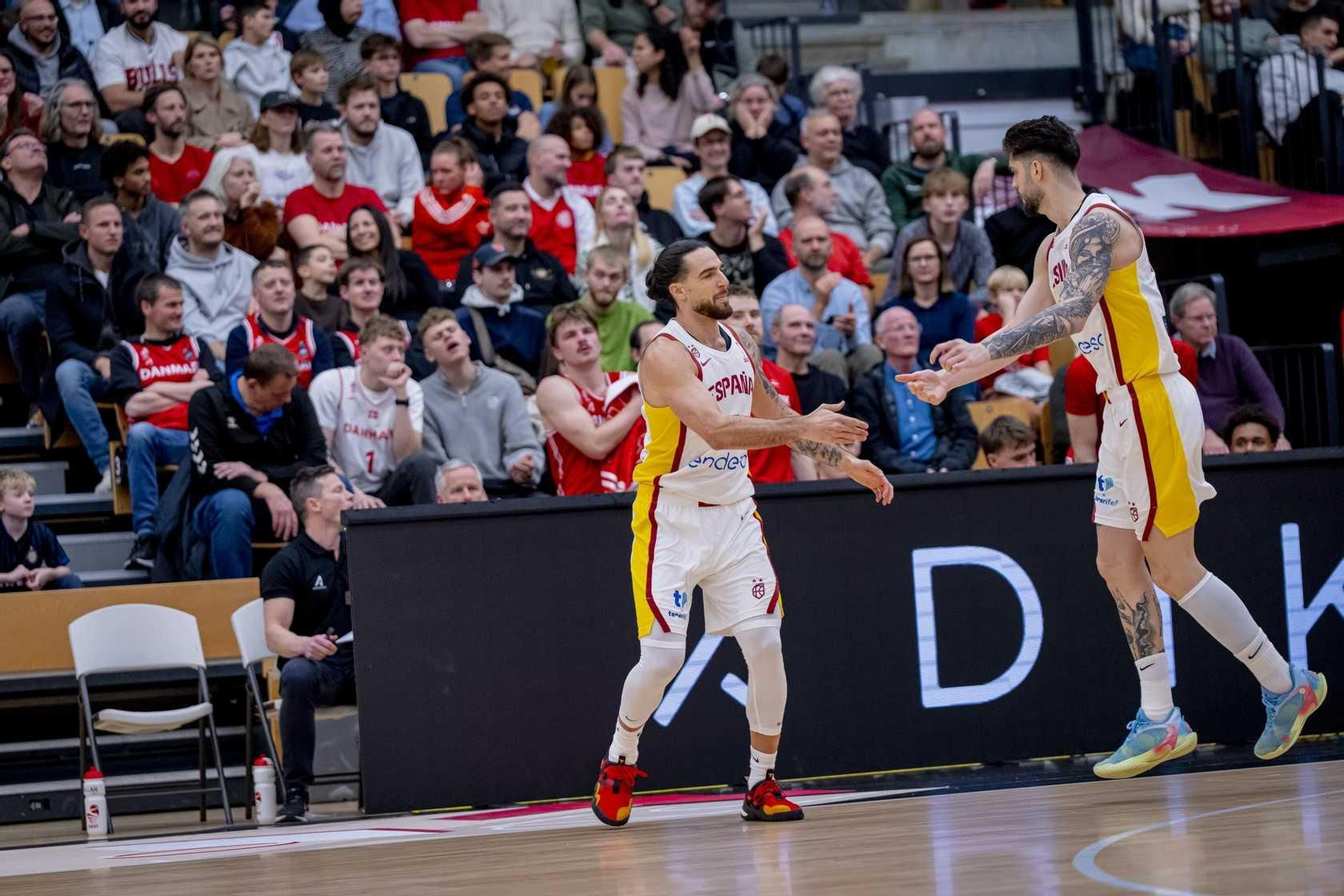 Cómodo inicio de la España de Chus Mateo con un buen Alberto Díaz