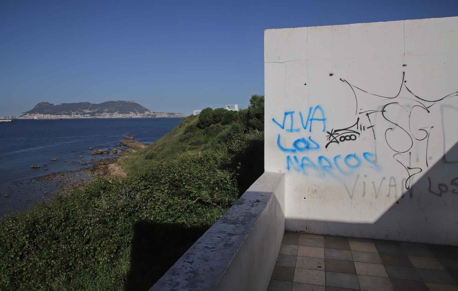 Una pintada de 'Viva los narcos' en la antigua cafetería del Parque del Centenario de Algeciras.