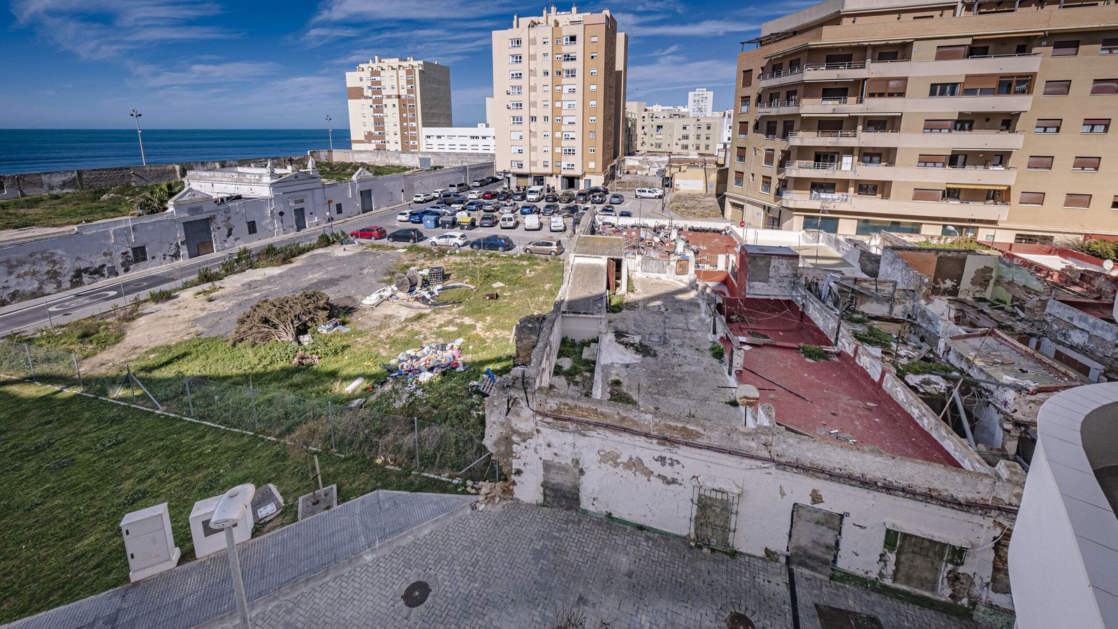 Imagen de la plaza del Santo Ángel con un solar en primer término y la casitas bajas de la calle San Bartolomé.